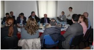 Ms. Elisabeta Poci, Zëvendës Drejtore Ekzekutive e SHUKALB dhe Menaxhere e Projektit “Zhvillimi i Kapaciteteve” duke prezantuar gjatë Mbledhjes