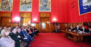 Kryeminsitri Z. Edi Rama dhe ministrat Z. Haxhinasto, Z. Cuci dhe Z Panariti gjatë takimit me përfaqësuesit e pushtetit vendor