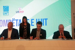 Kryetari i Bashkisë Tiranë, Z. Erion Veliaj, Drejtori I UK Tiranë, Z. Redi Molla dhe Drejtor i Projektit të USAID (PLGP), Z. Peter Clavelle, gjatë firmosjej së Marrëveshjes së Bashkëpunimit
