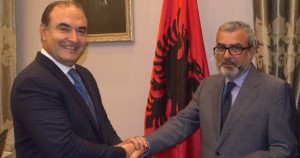 Ish Ministri Edmond Haxhinasto dhe Minsitri i ri i Transportit dhe Infrastrukturës Sokol Dervishaj