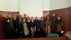 Nga e majta në të djadhtë: Fjordi Bisha, PRU Shqipëri; Prof. Robert Hersh, WPI; Anisa Aliaj, PRU Shqipëri; Prof. Peter Christopher, WPI; Mary Vierling, Student, WPI; Sydney Brooks, Student, WPI; Philip Giantris, Drejtor Ekzekutiv, SHUKALB; Elisabeta Poci, Zv. Drejtore Ekzekutive, SHUKALB, Arbana Kola, PRU Shqipëri; Ethan Gouveia, Student, WPI; Olta Ceca, Menaxhere e Programeve dhe Trajnimeve, SHUKALB  