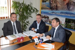 Nga e Djathta në të Majtë: Kryebashkiaku i Durrësit, Z. Vangjush Dako; Koordinatori i projektit të FSHZH-së, Z. Avni Dervishi dhe Drejtori i UK Durrës, Z. Spartak Kovaçi 