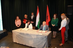 Z. Petrit Tare, Kryetar i SHUKALB dhe Znj. Edit Nagy, Sekretare e Përgjithshme e MaViz, duke nënshkruar Memorandumin
