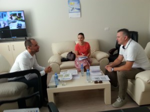 Drejtori i UK Elbasan, Besmir Prifti,  Olta Ceca, Menaxhere e Progameve dhe Trajnimeve dhe Alban Kushi, Menaxher i Shërbimeve me Anëtarët dhe Administratës, SHUKALB, gjatë takimit në Elbasan