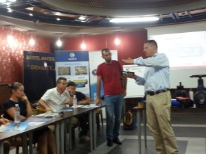 Z. Kai Hülso, Egeplast, gjatë prezantimit të tij