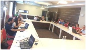 Pjesëmarrësit e Programit Benchmarking HUB gjatë Workshopit të Nisjes në Prishtinë.