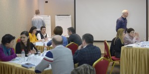 Trajnerët duke ndarë përvojën e tyre në dhënien e kurseve të trajnimit Foto nga SHUKALB 