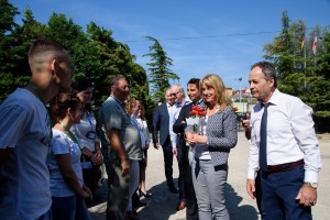 Gjatë pritjes së delegacionit të KfW–së nga stafi i UK Lezhë. Nga e djathta në të majtë: Ing. Zef Maçi, Drejtori i UK Lezhë, Dr. Ingrid Henngster, Anëtare e Bordit Drejtues të KfW-së Foto nga Zyra e KfW-së në Tiranë 