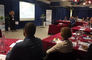 Znj. Lindita Sotiri, Drejtore, Programet e Zhvillimit në Fushën e Ujësjellës Kanalizimeve dhe Mbetjeve, Ministria e Infrastrukturës dhe Energjisë së Shqipërisë, gjatë prezantimit të saj në Workshop Foto nga SHUKALB