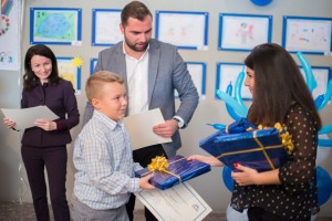 Z. Shpati Kolgega, Zëvendësministër i Arsimit, Sportit dhe Rinisë në Shqipëri duke shpërndar shpërndarjen e çmimeve dhe certifikatat për fituesit çmimet dhe certifikatat për fituesit Foto nga SHUKALB 