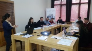 Anila Gishti, trainere, (në kembë) dhe pjesëmarrësit gjatë zhvillimit të kursit të trajnimit "Siguria në punë për profesionistët e ujit të pijshëm dhe të ndotur” Foto nga SHUKALB 